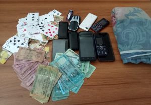 উদ্ধার কৃত টাকা,মো্বাইল,কাড